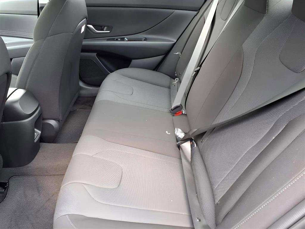 New 2025 Hyundai Elantra SE image 9