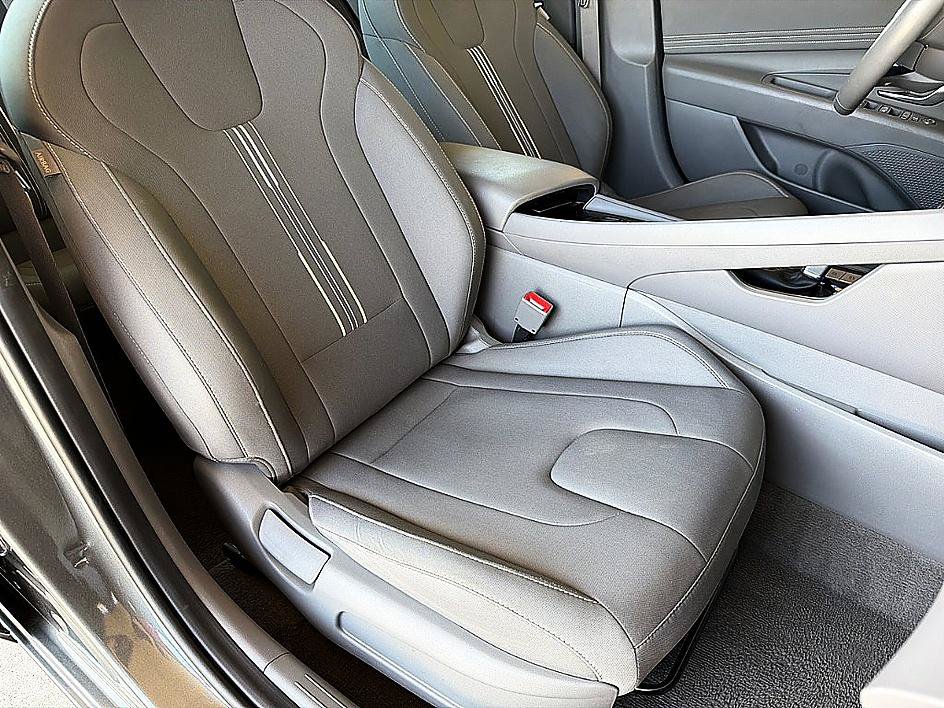 Certified 2025 Hyundai Elantra SEL FWD image 23