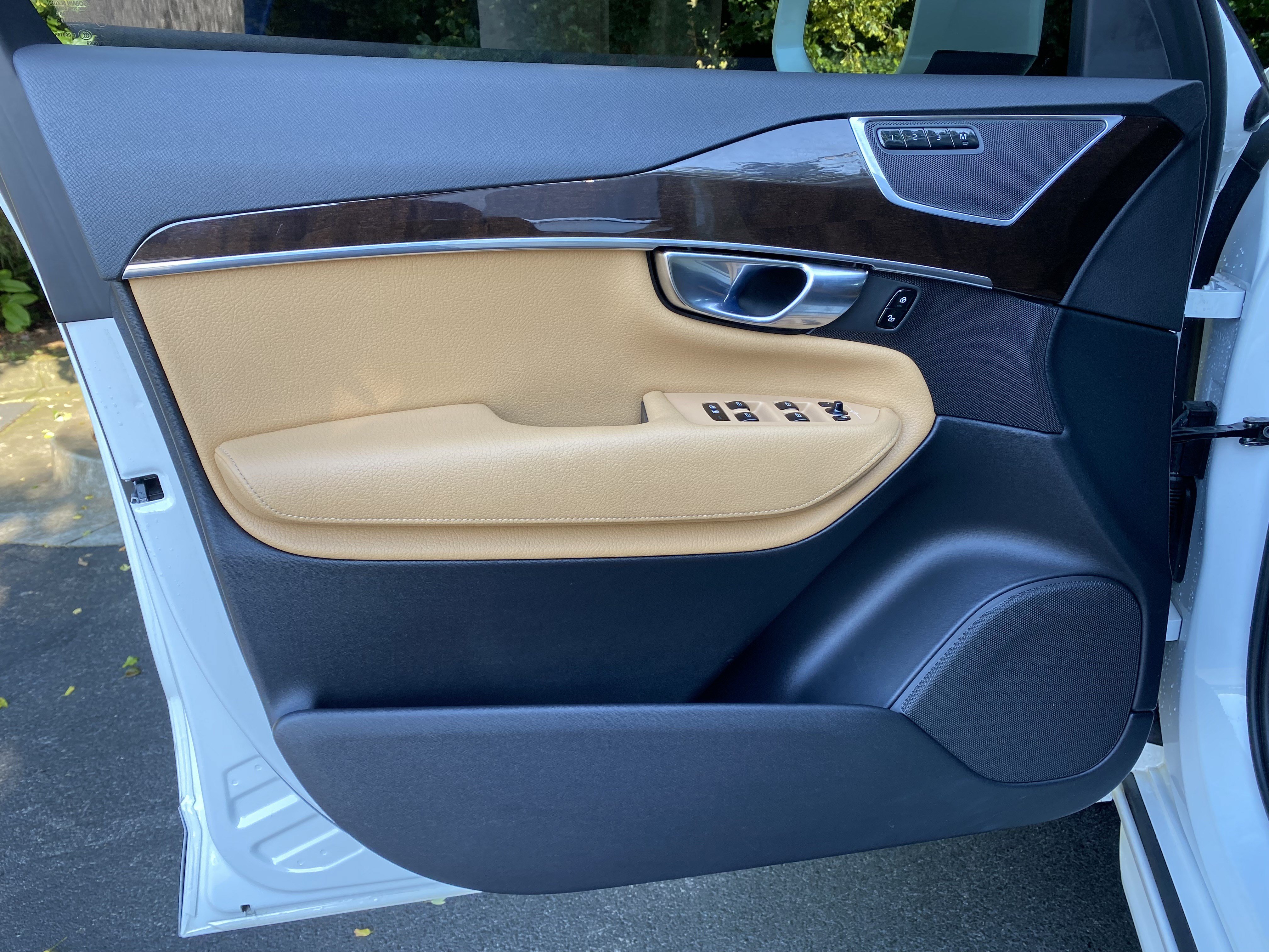 Used 2018 Volvo XC90 T6 Momentum w/ Convenience Package AWD/4WD image 15