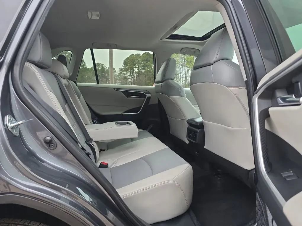 Used 2021 Toyota RAV4 XLE Premium image 46