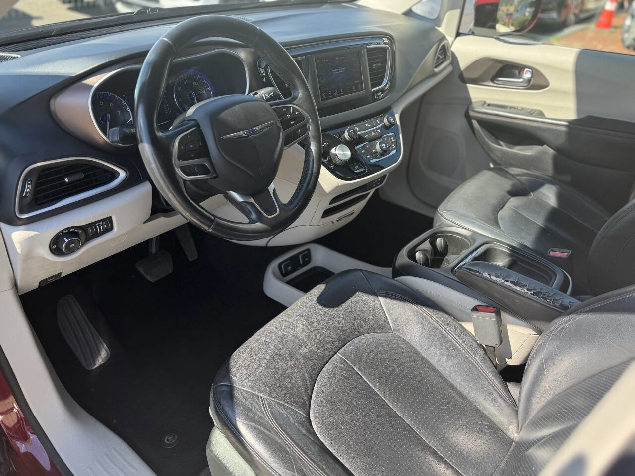 Used 2019 Chrysler Pacifica Touring-L FWD image 9