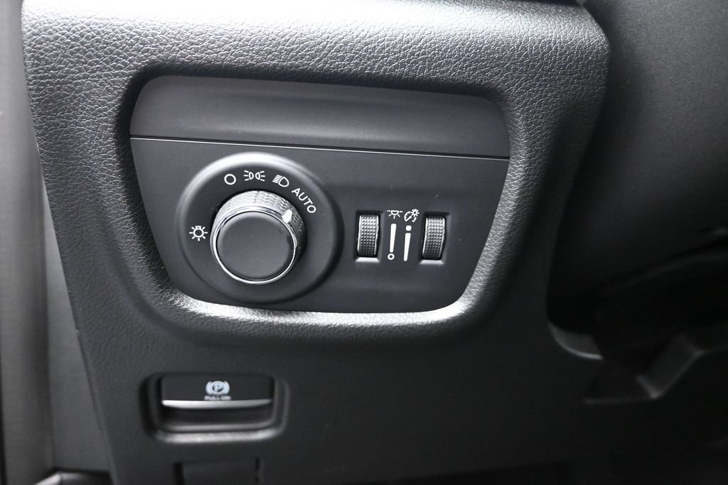 Used 2023 Jeep Grand Cherokee L Laredo RWD image 12