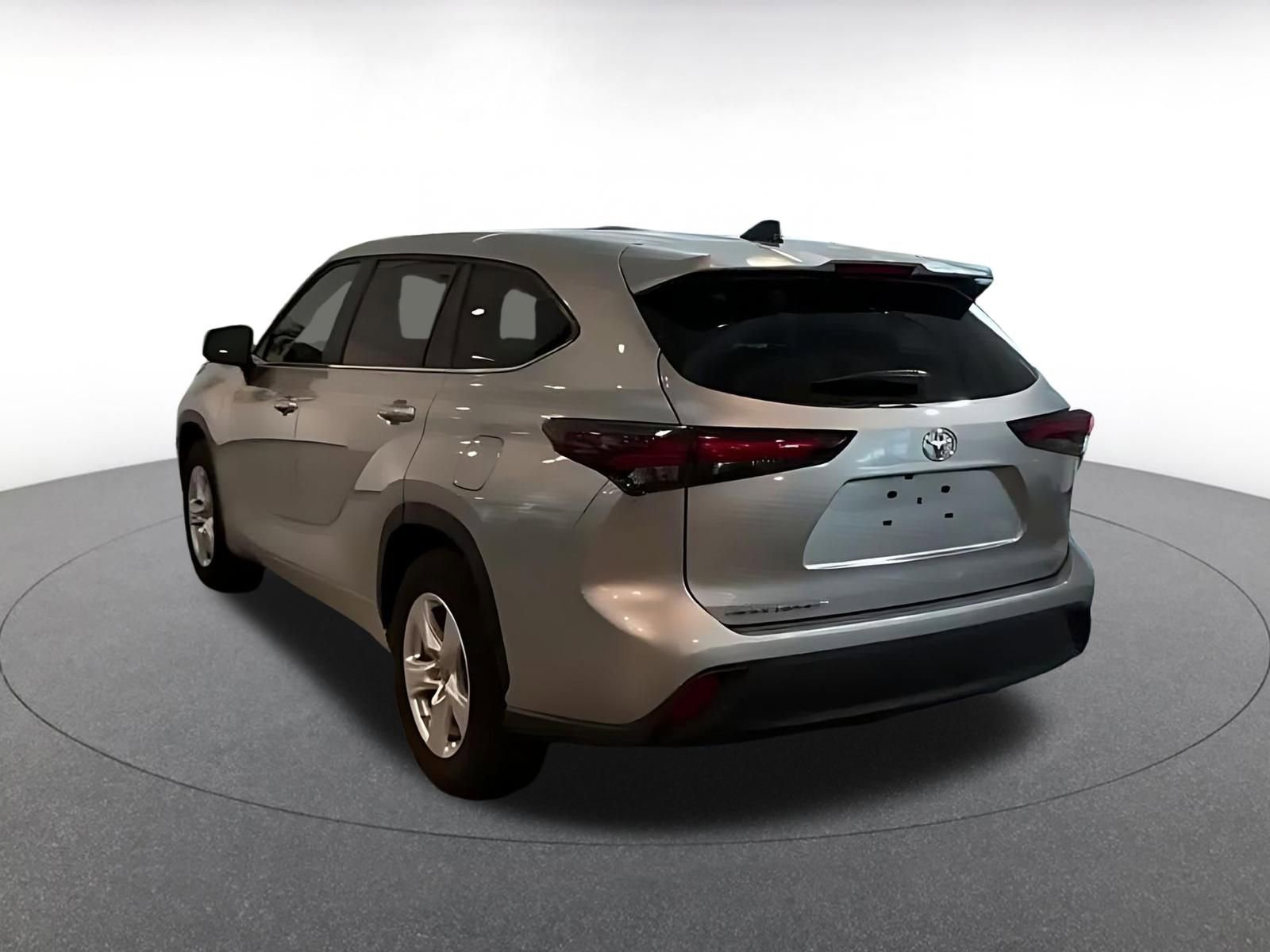 Used 2025 Toyota Highlander LE FWD image 11
