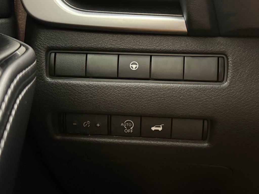 Used 2025 Nissan Rogue SV image 18