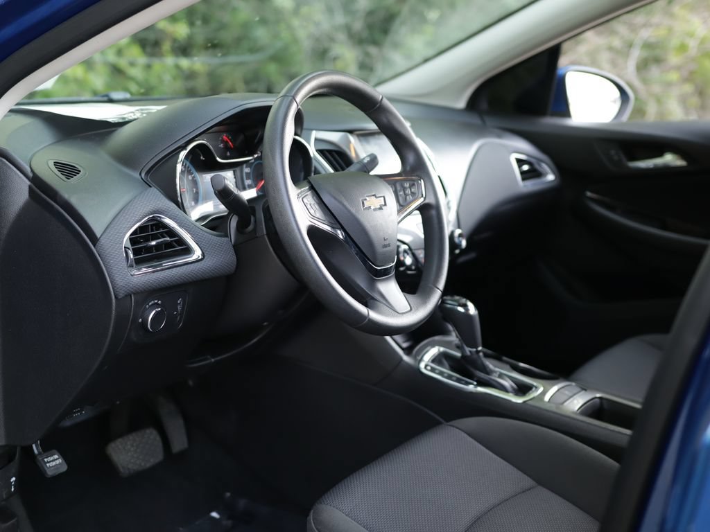 Used 2018 Chevrolet Cruze LT w/ Convenience Package FWD image 9