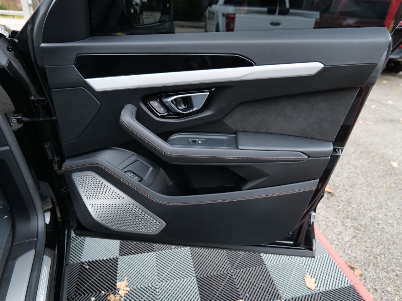 Used 2021 Lamborghini Urus AWD/4WD image 34