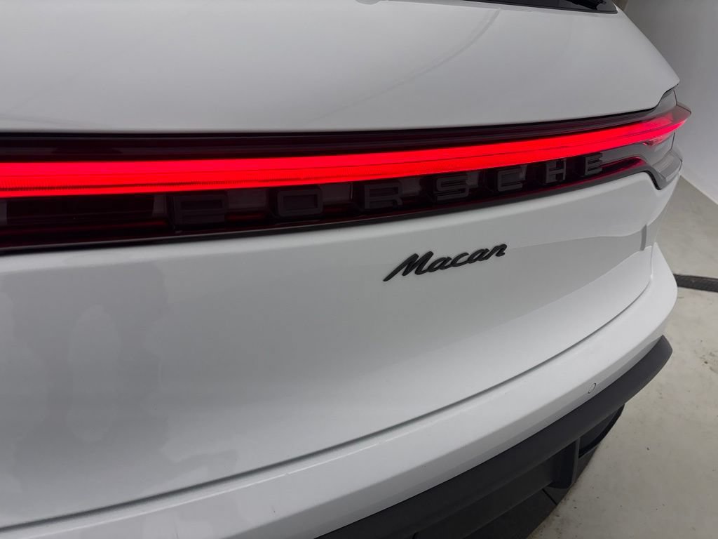 Certified 2023 Porsche Macan AWD/4WD image 11