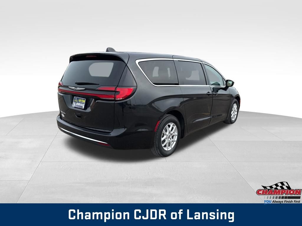 Used 2024 Chrysler Pacifica Touring-L FWD image 6