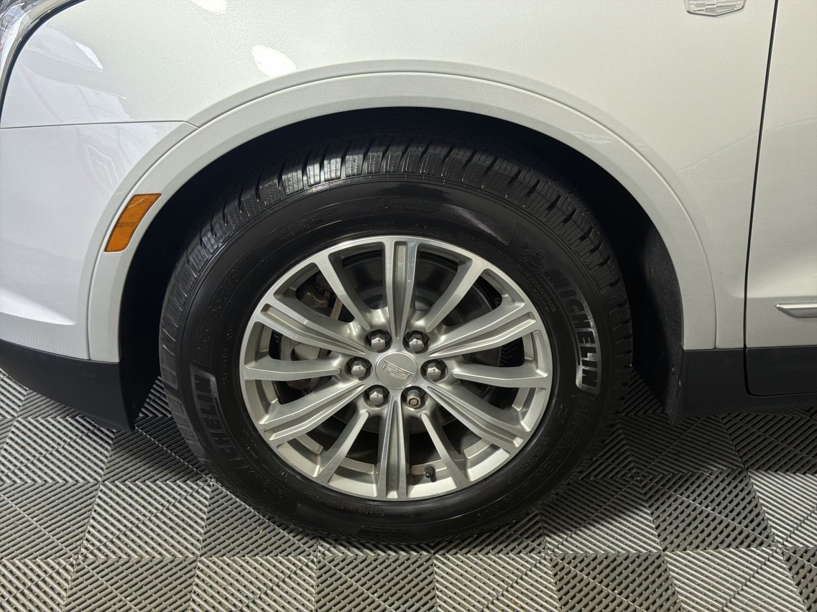 Used 2018 Cadillac XT5 Luxury w/ Driver Awareness Package AWD/4WD image 12