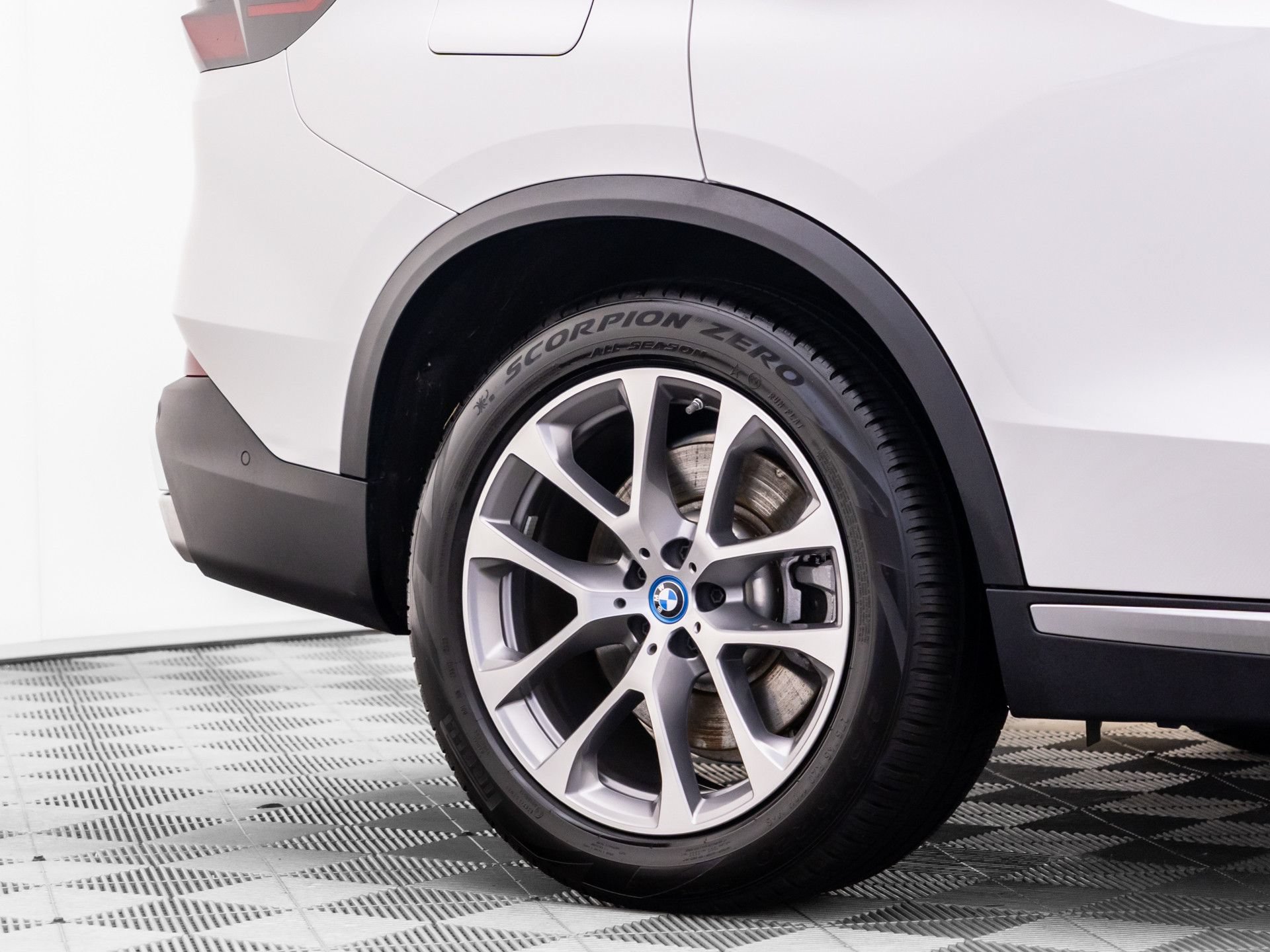 Used 2024 BMW X5 xDrive50e w/ Parking Assistance Package AWD/4WD image 39