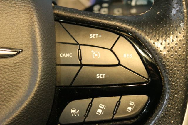 Used 2021 Chrysler Pacifica Limited w/ Uconnect Theater Family Group image 23