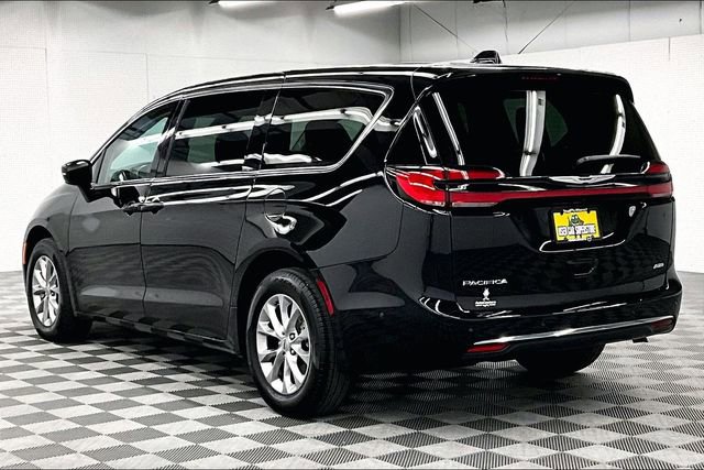 Used 2024 Chrysler Pacifica Touring-L image 3