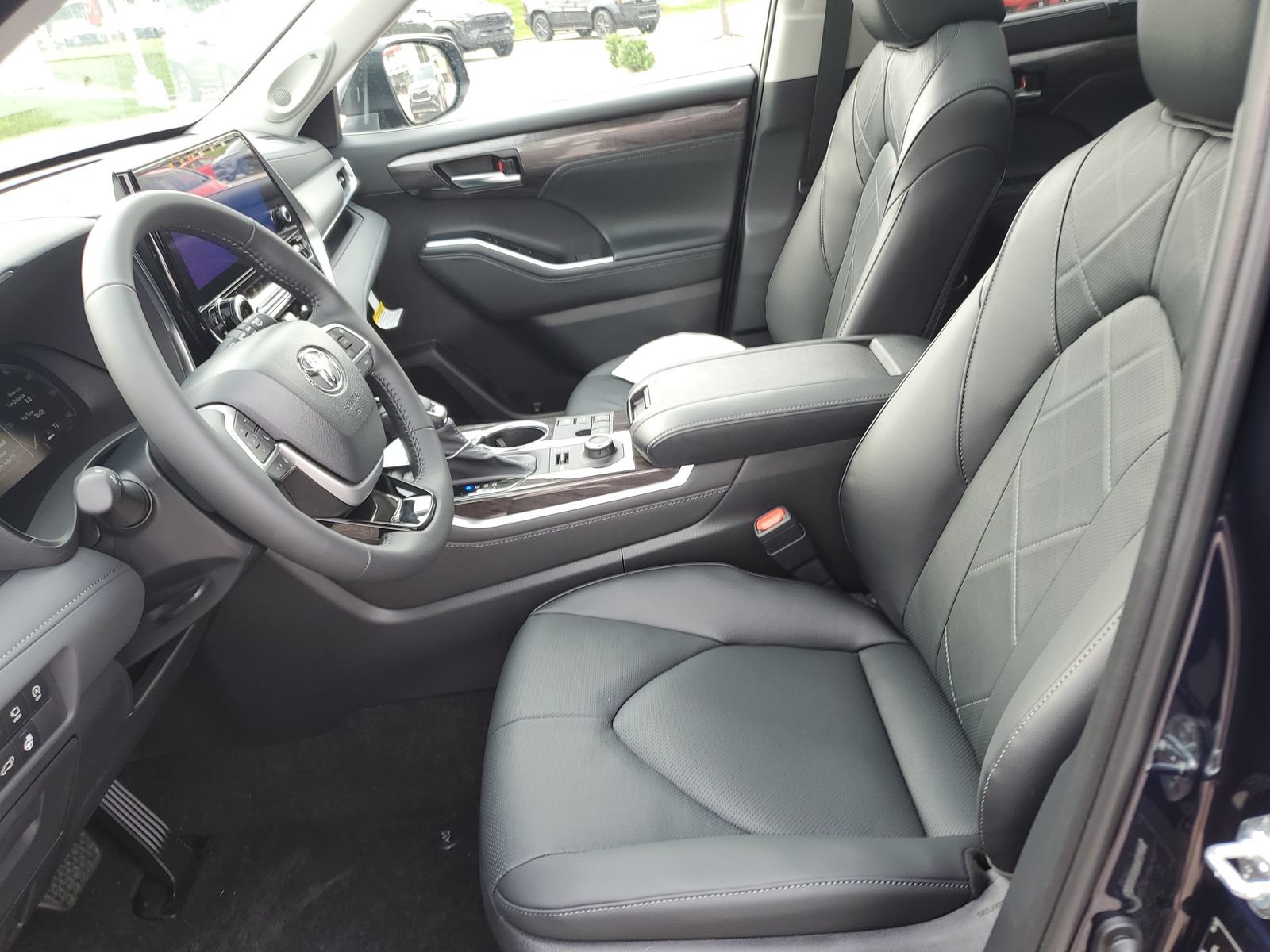 New 2026 Toyota Highlander Platinum AWD/4WD image 17