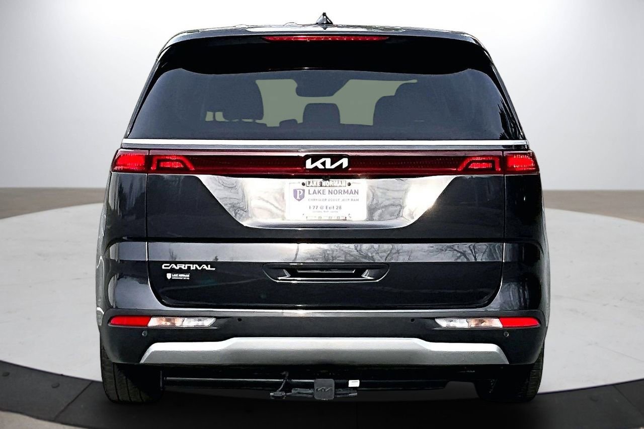 Used 2024 Kia Carnival EX image 8