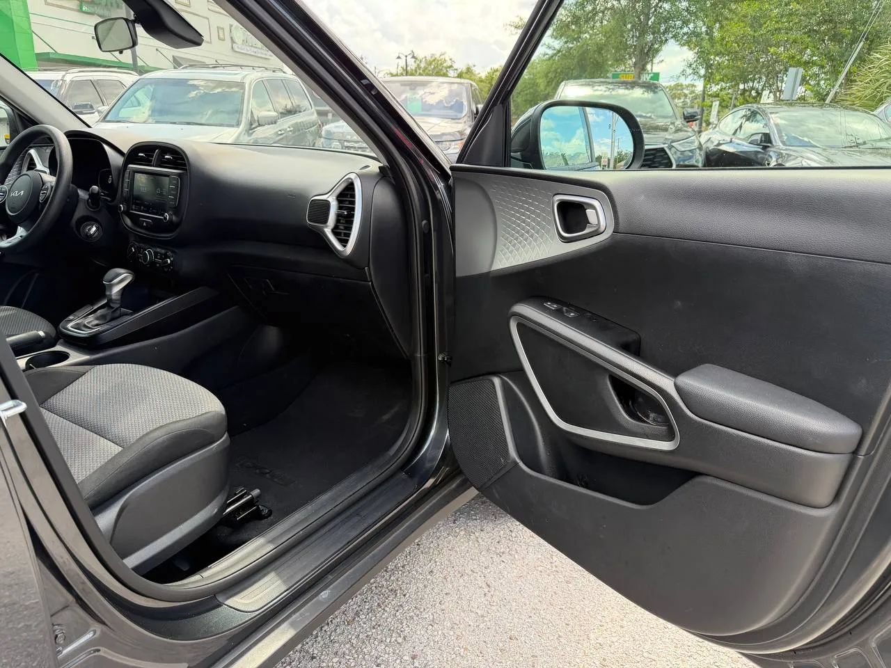 Used 2025 Kia Soul LX w/ LX Technology Package FWD image 14