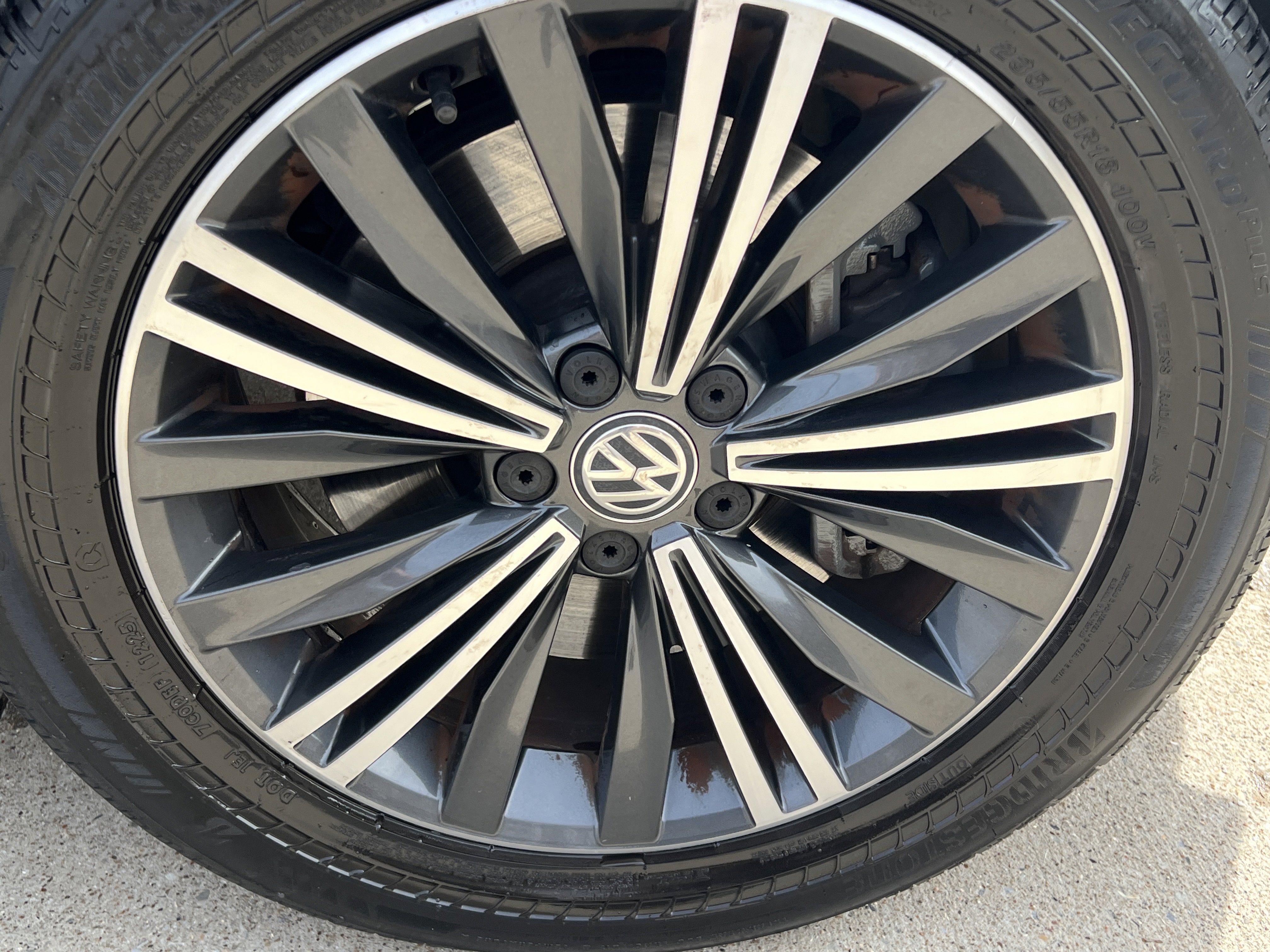 Used 2018 Volkswagen Tiguan SE w/ 18" Alloy Wheels Package image 12