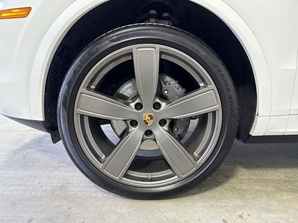 Certified 2022 Porsche Cayenne Platinum Edition image 13