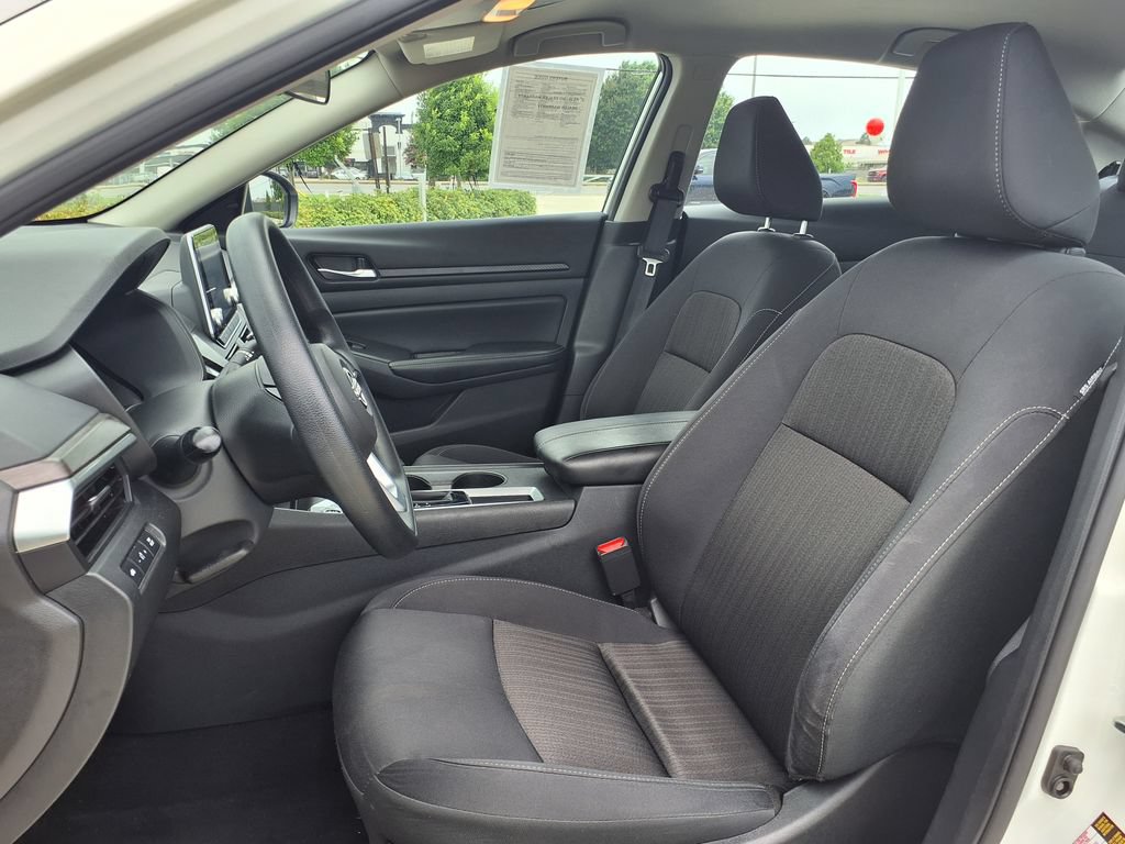 Used 2025 Nissan Altima 2.5 SV FWD image 14