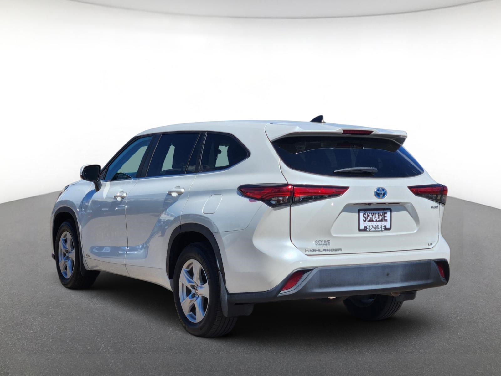 Used 2023 Toyota Highlander LE AWD/4WD image 4