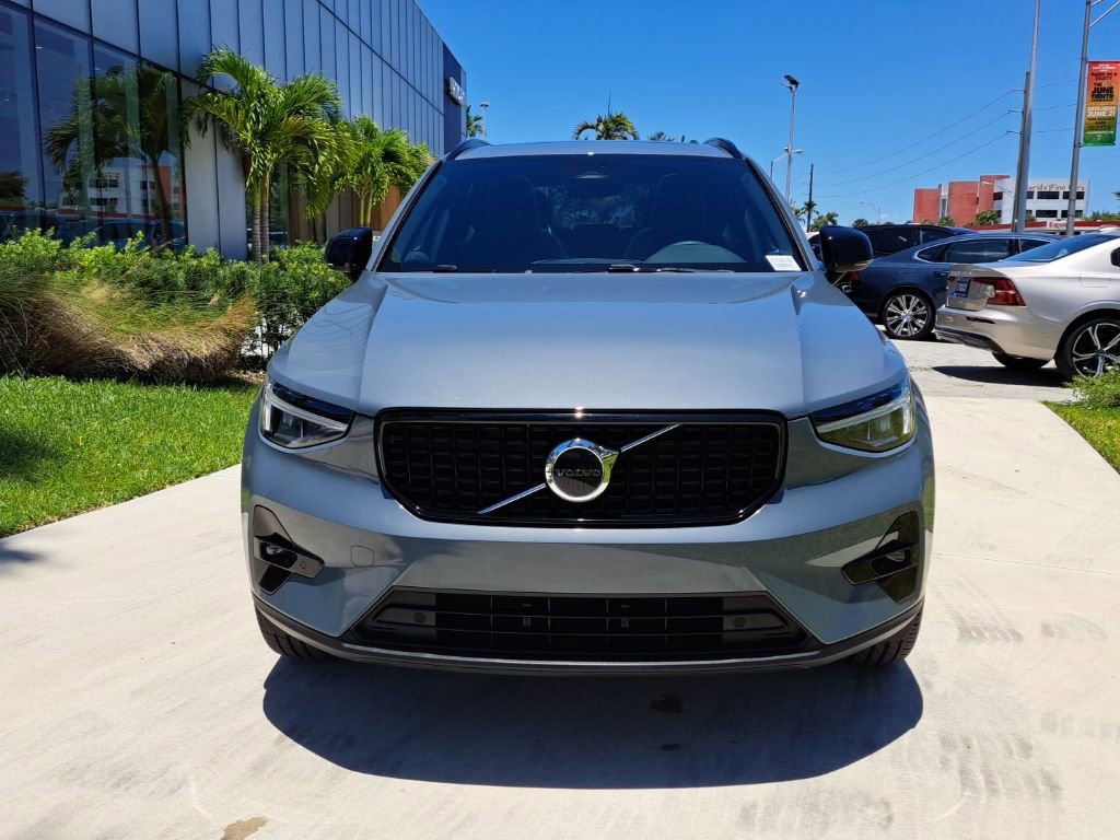 Used 2023 Volvo XC40 B5 Plus w/ Climate Package image 2