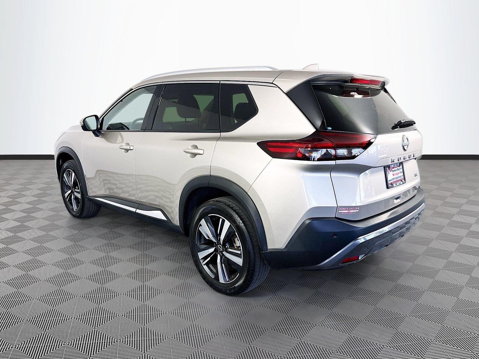 Used 2023 Nissan Rogue SL FWD image 5