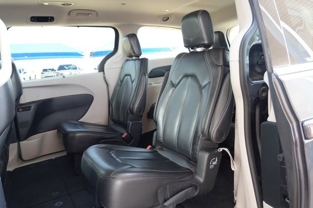 Used 2023 Chrysler Pacifica Touring-L FWD image 21