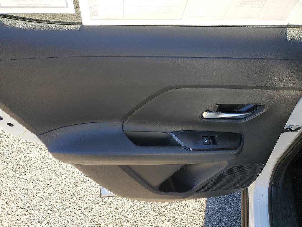 New 2027 Nissan Kicks SR w/ Cold Weather Package FWD image 9