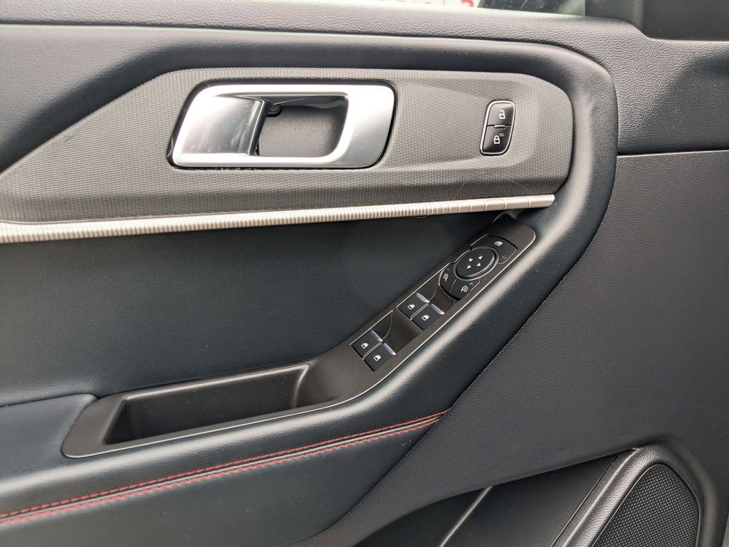 Used 2025 Ford Explorer ST-Line w/ ST-Line Street Pack image 14