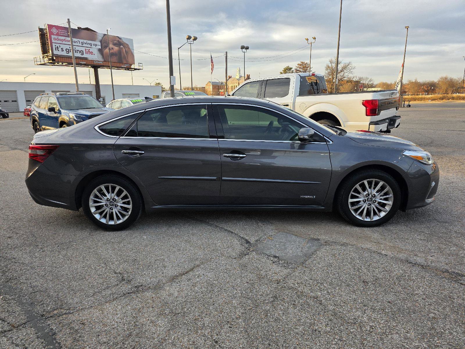 Used 2018 Toyota Avalon Limited image 4