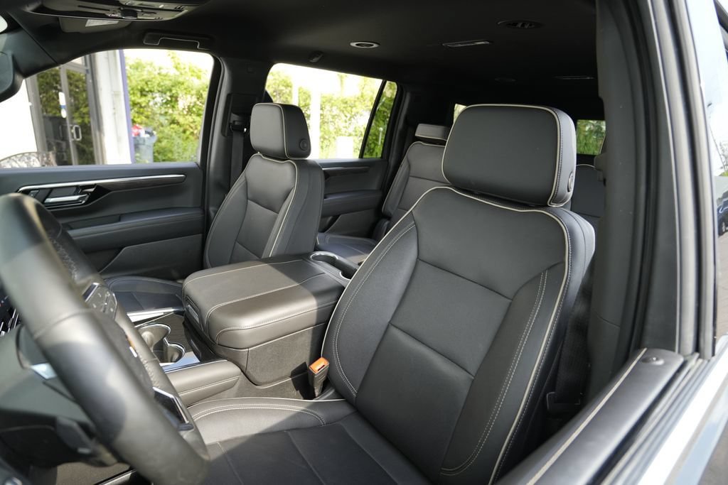 Used 2025 Chevrolet Suburban Premier AWD/4WD image 17