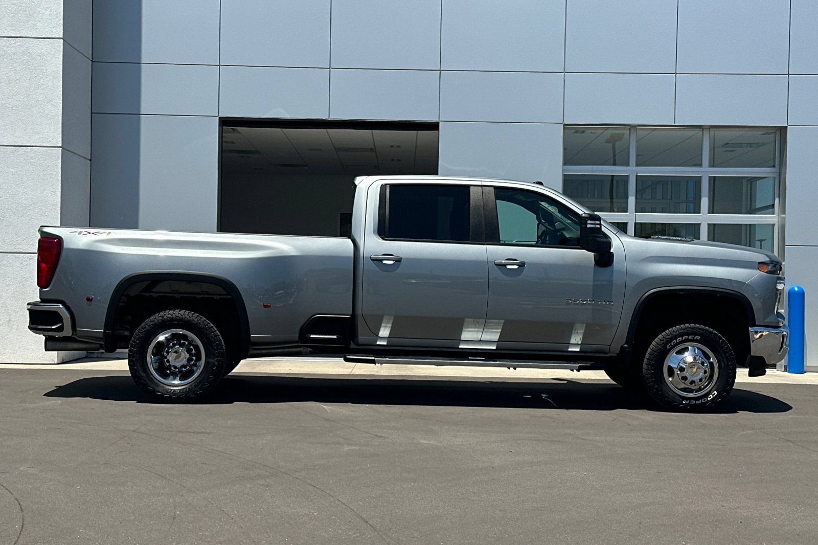 Used 2024 Chevrolet Silverado 3500 LT AWD/4WD image 3