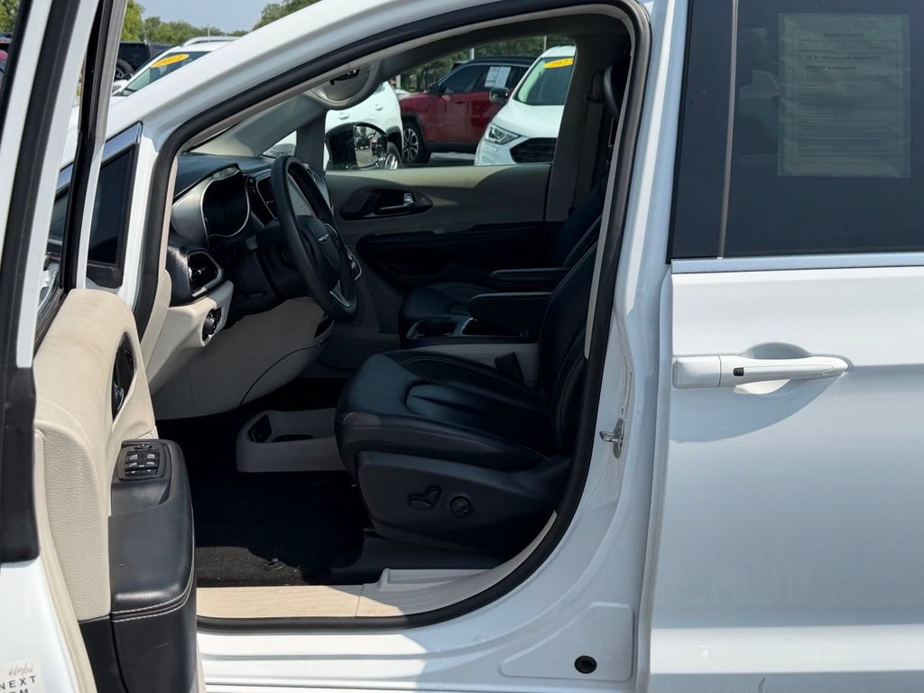 Used 2024 Chrysler Pacifica Touring-L FWD image 16