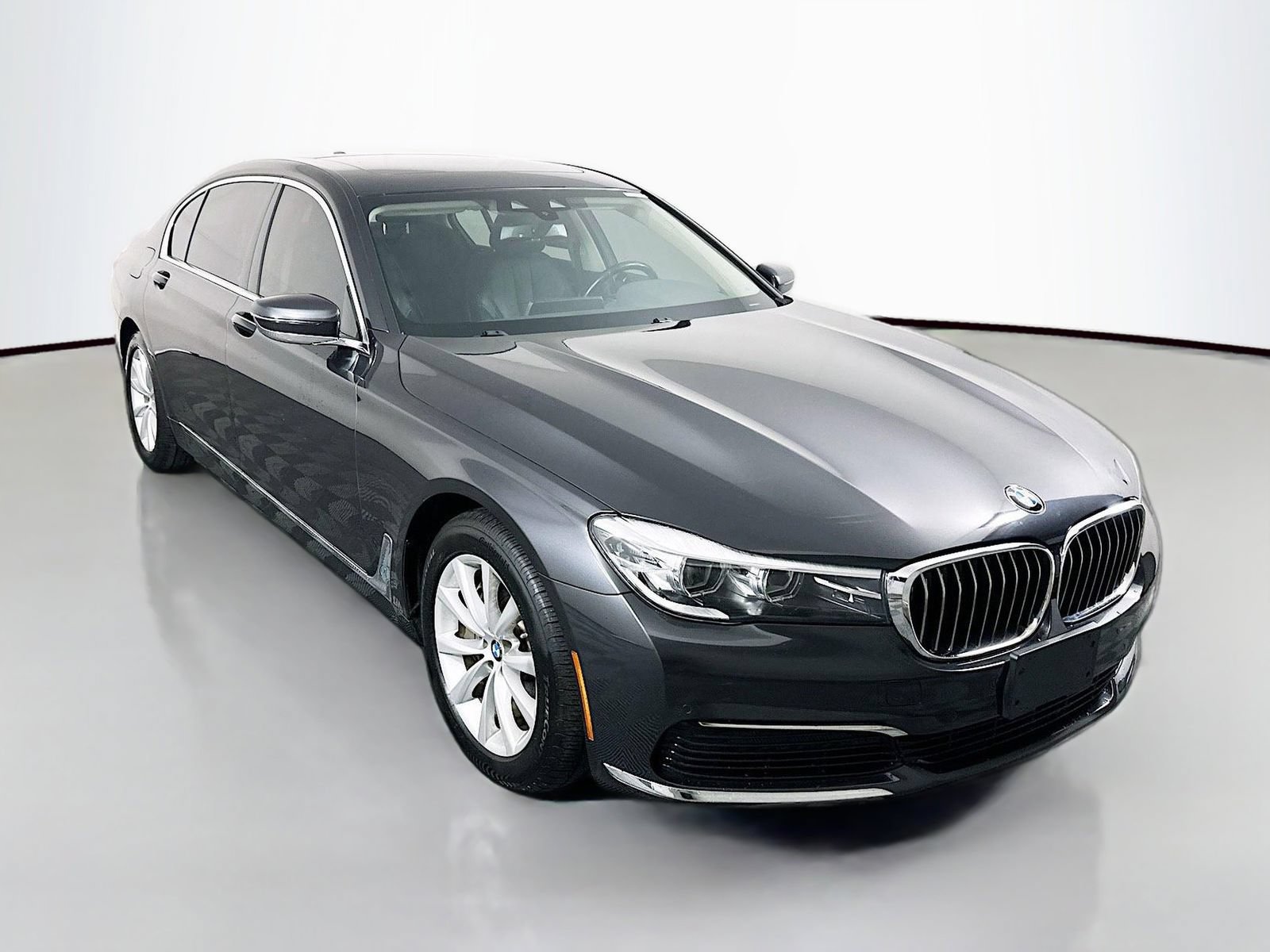 Used 2019 BMW 740i xDrive AWD/4WD image 1