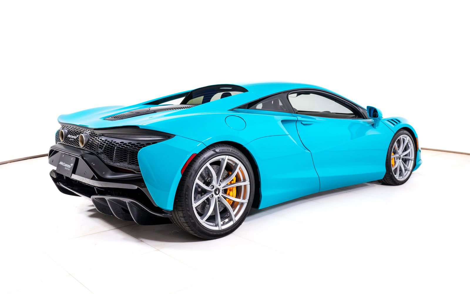 Used 2023 McLaren Artura RWD image 5