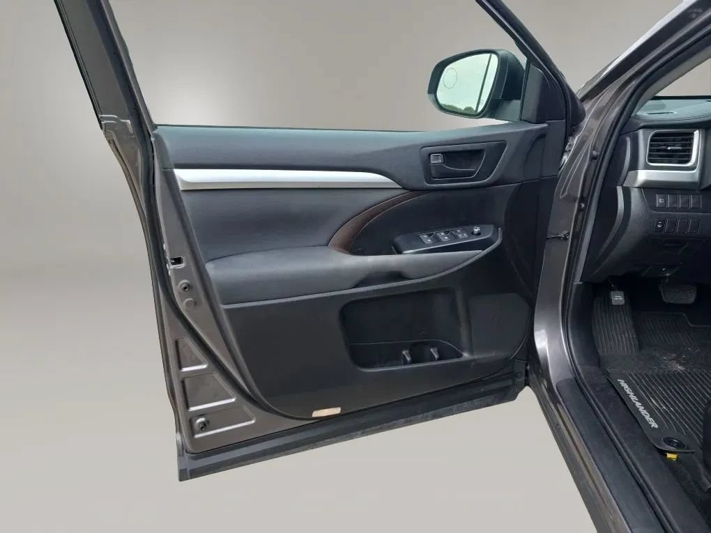 Used 2019 Toyota Highlander LE AWD/4WD image 34