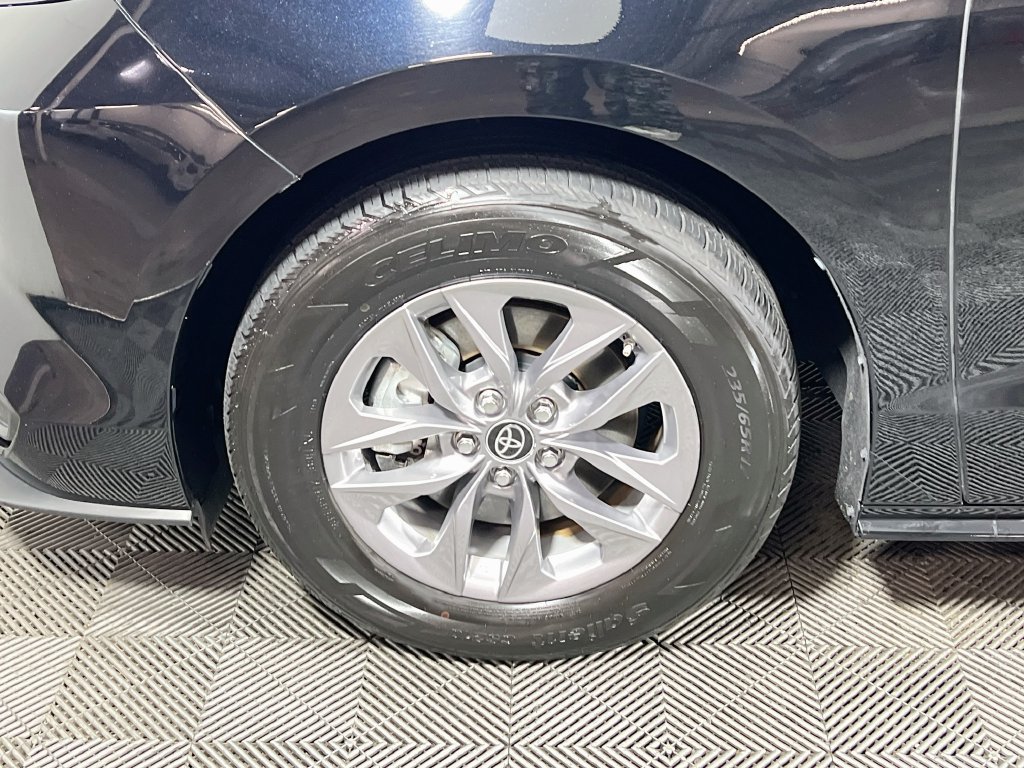 Certified 2025 Toyota Sienna XLE FWD image 29