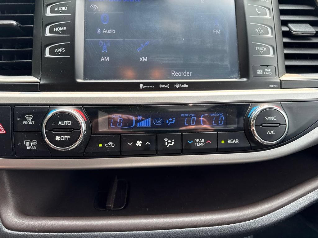 Used 2019 Toyota Highlander XLE AWD/4WD image 32