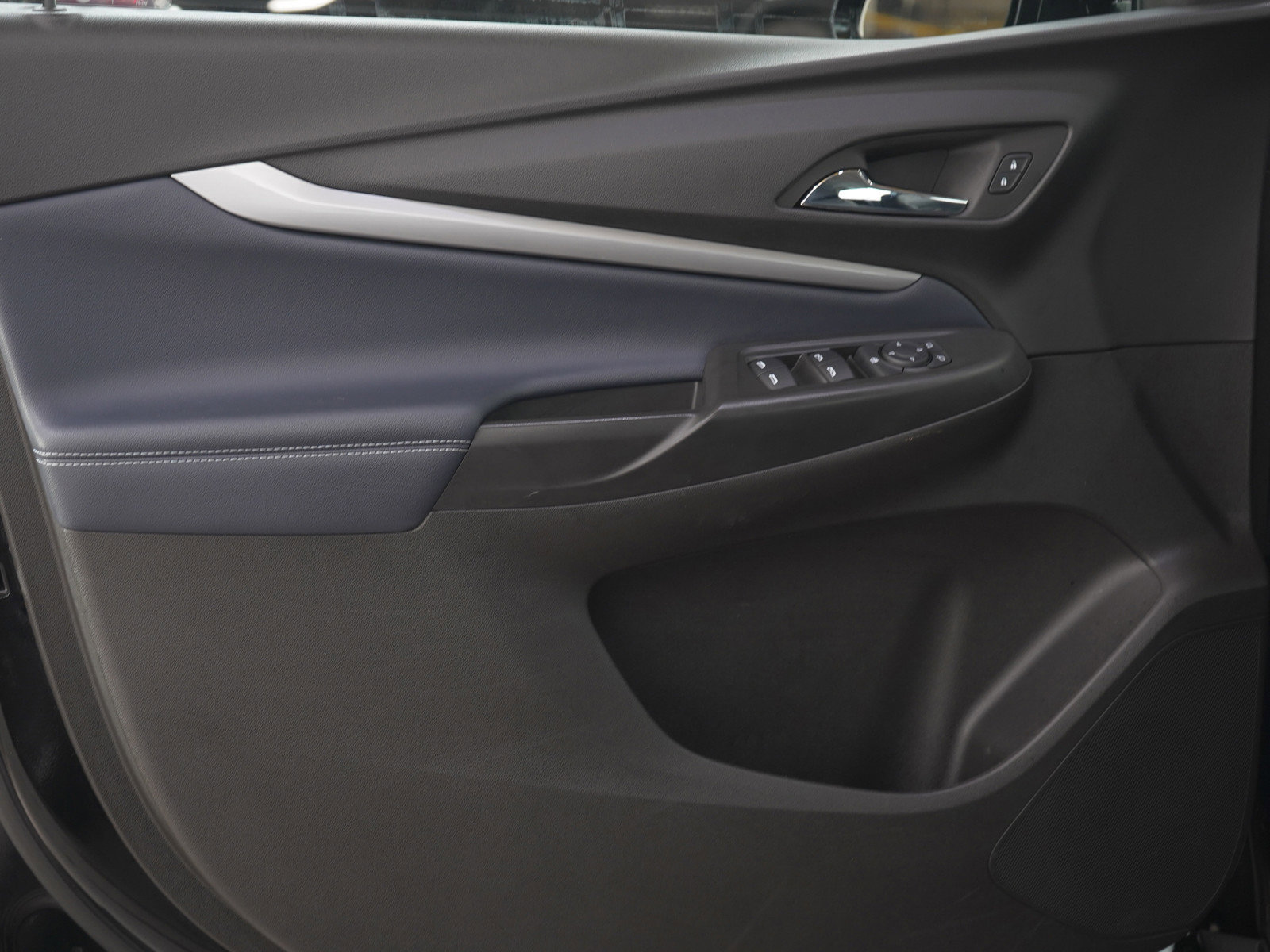 Used 2022 Chevrolet Bolt EUV LT w/ Convenience Package image 19