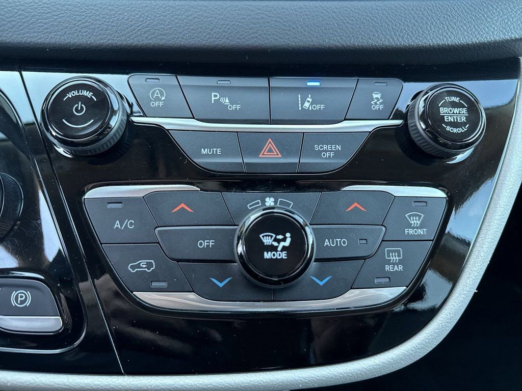 Used 2023 Chrysler Pacifica Touring-L FWD image 16