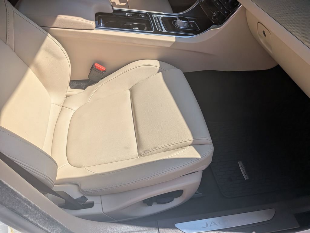 Used 2016 Jaguar XF Premium RWD image 32