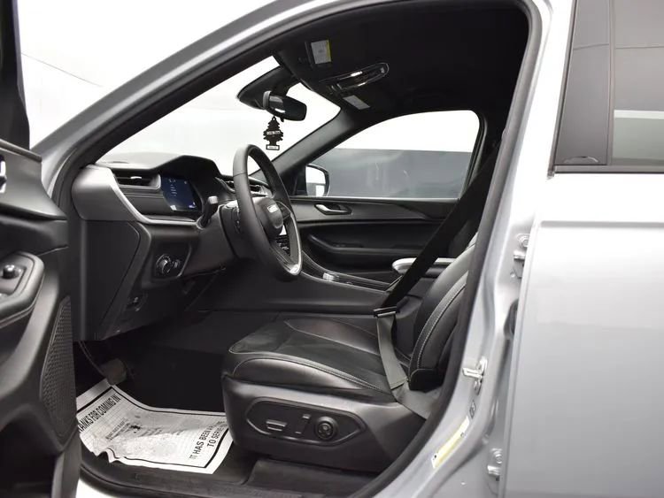 Used 2024 Jeep Grand Cherokee L Laredo image 14