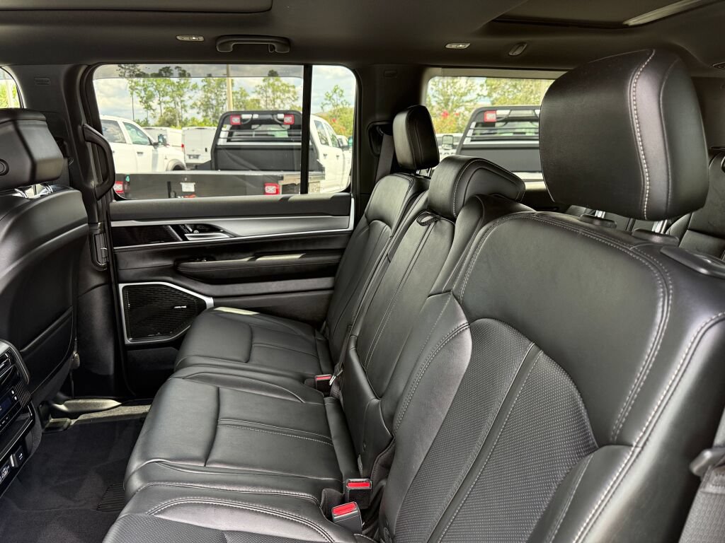 Used 2023 Jeep Wagoneer Series II RWD image 11
