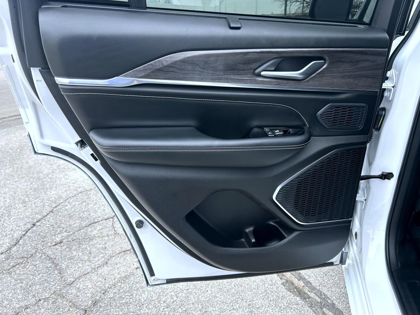 Used 2023 Jeep Grand Cherokee Overland w/ Luxury Tech Group IV image 17