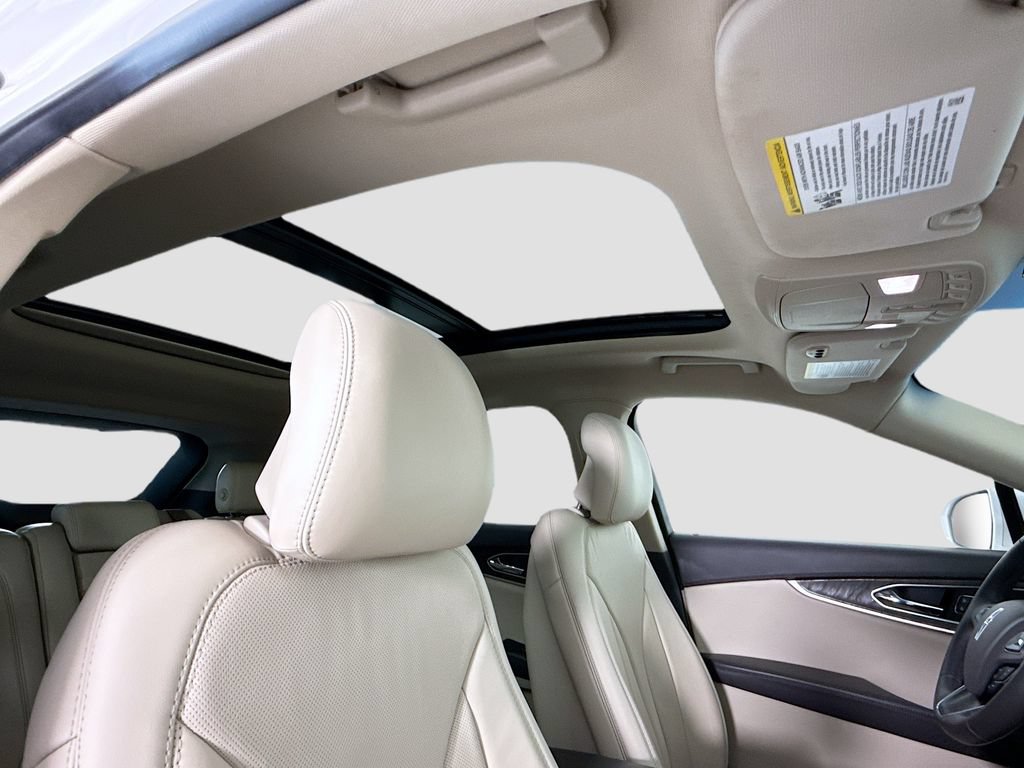 Used 2017 Lincoln MKX Reserve w/ Driver Assistance Package FWD image 18