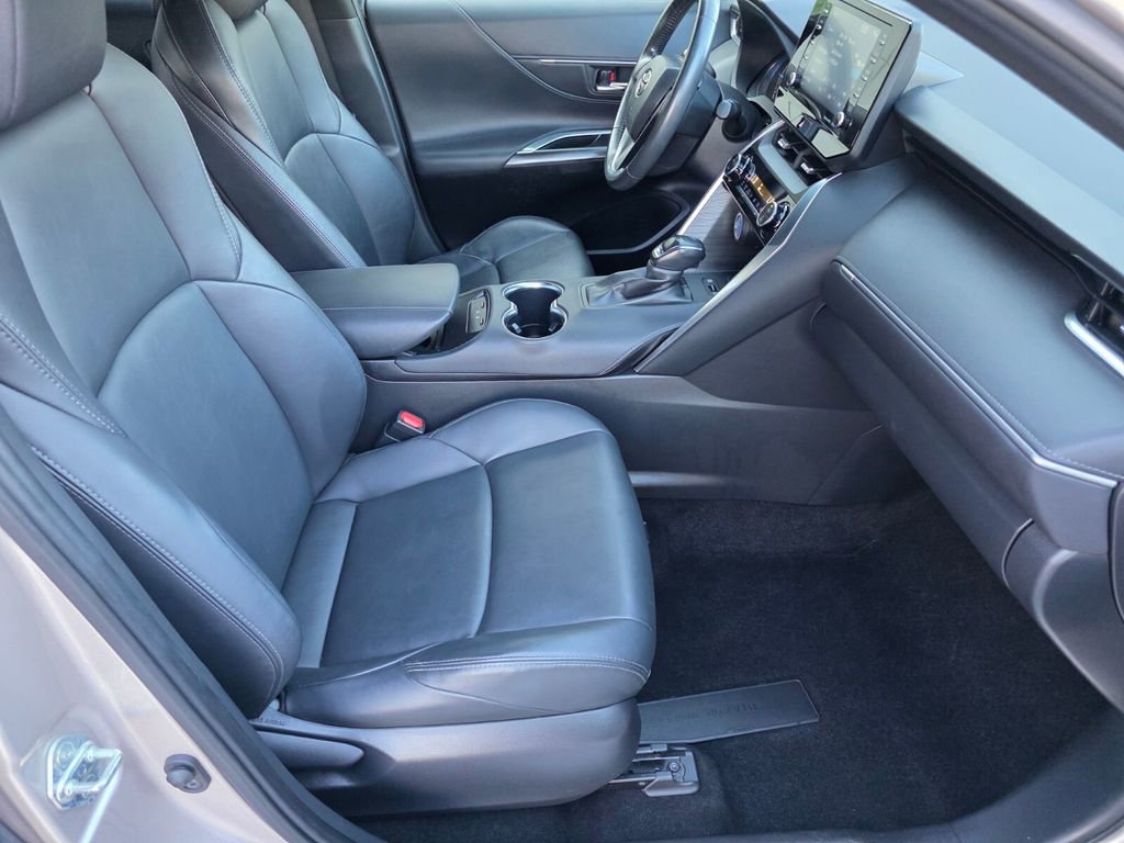 Used 2022 Toyota Venza XLE image 32