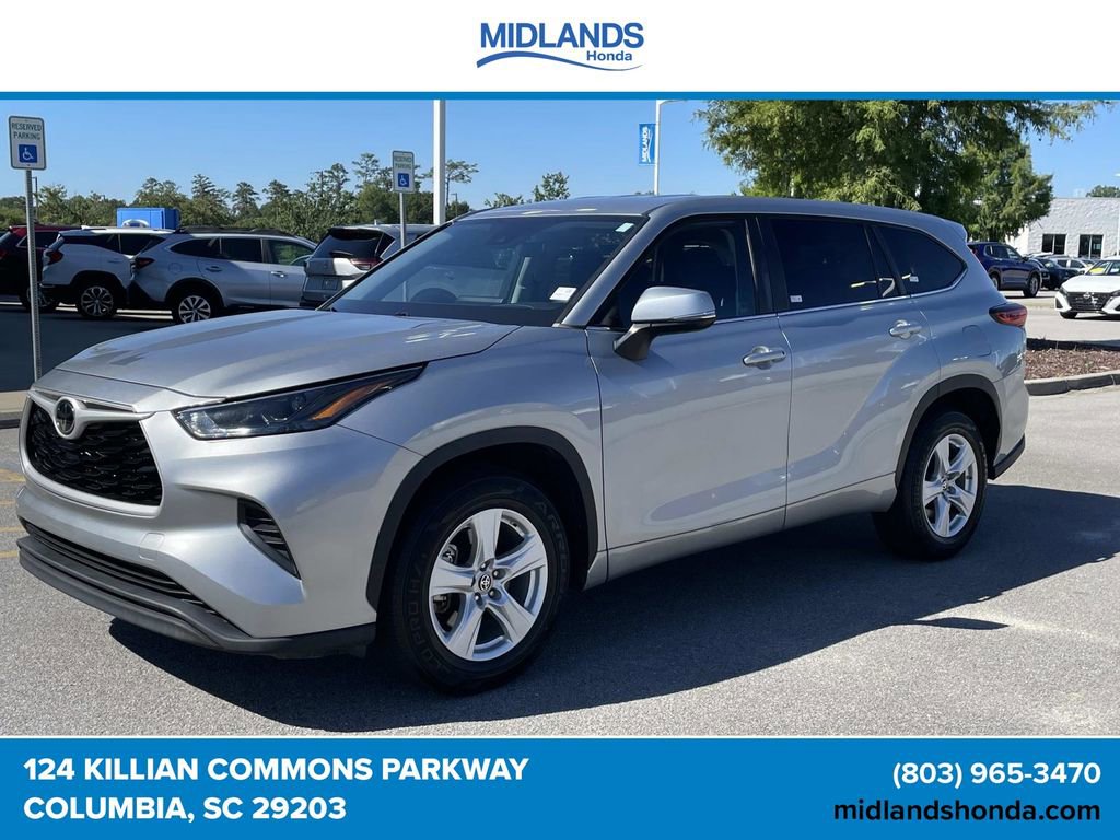 Used 2023 Toyota Highlander L FWD image 3