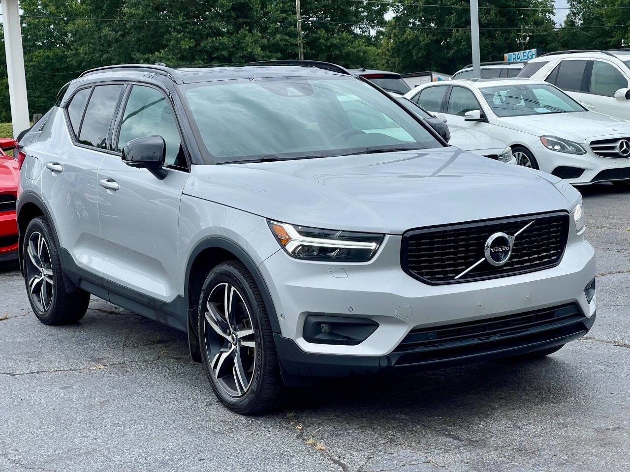 Used 2019 Volvo XC40 T5 R-Design image 4
