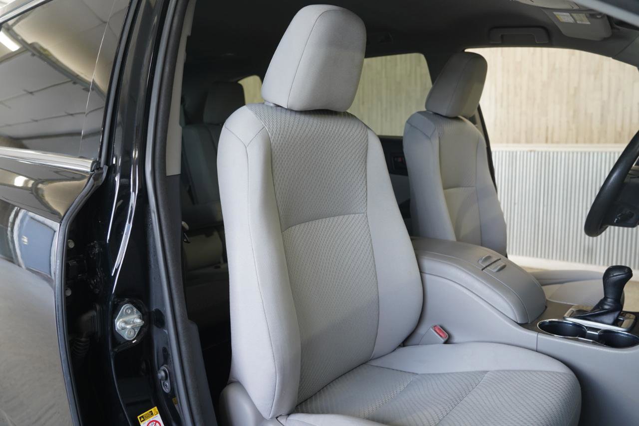 Used 2014 Toyota Highlander LE AWD/4WD image 29