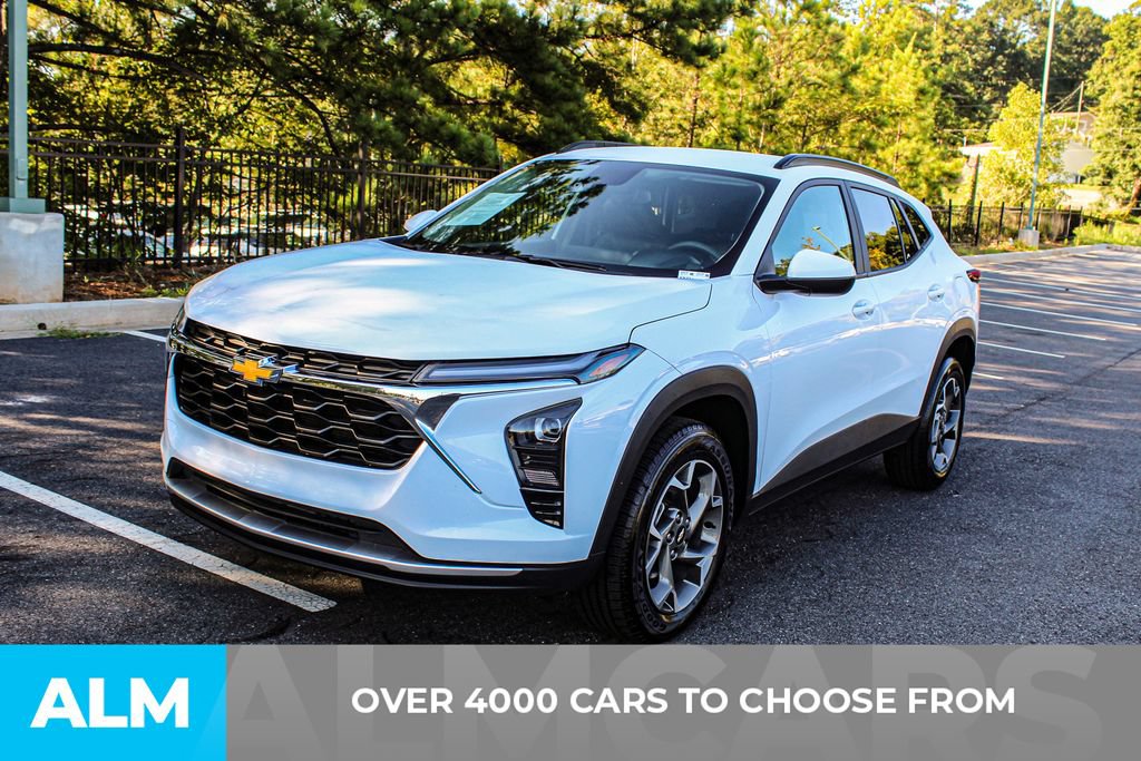 Used 2025 Chevrolet Trax LT FWD image 2