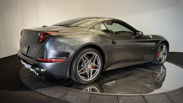 Used 2017 Ferrari California T RWD image 32